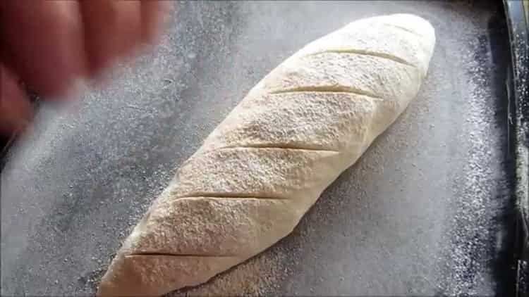 Σύμφωνα με τη συνταγή, για να φτιάξετε το λευκό ψωμί στο φούρνο, κόψτε τη ζύμη