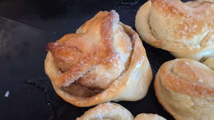 Brötchen mit Zucker im Ofen: ein schrittweises Rezept mit Fotos
