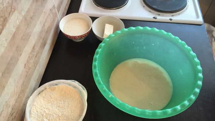 Egy egyszerű recept szerint készítünk cukor zsemlét a sütőben