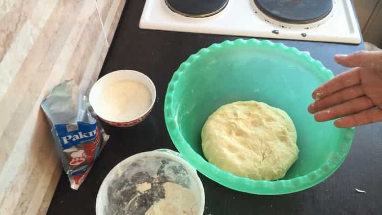 Impastare la pasta per fare i panini di zucchero.