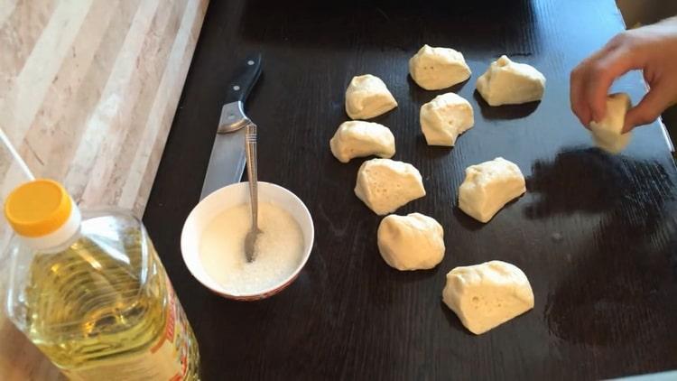 Cukor zsemle elkészítéséhez ossza meg a tésztát
