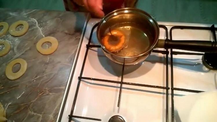Για να κάνετε ντόνατς με μια τρύπα, τηγανίστε τα τεμάχια