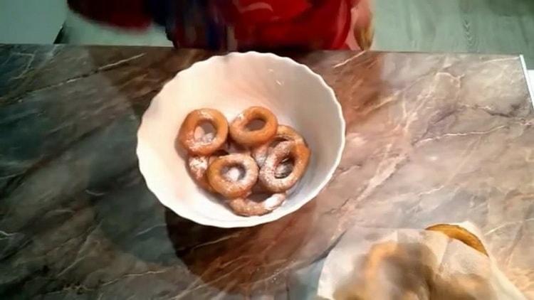 Πώς να μάθετε πώς να μαγειρεύουν νόστιμα donut με μια συνταγή βήμα προς βήμα τρύπα