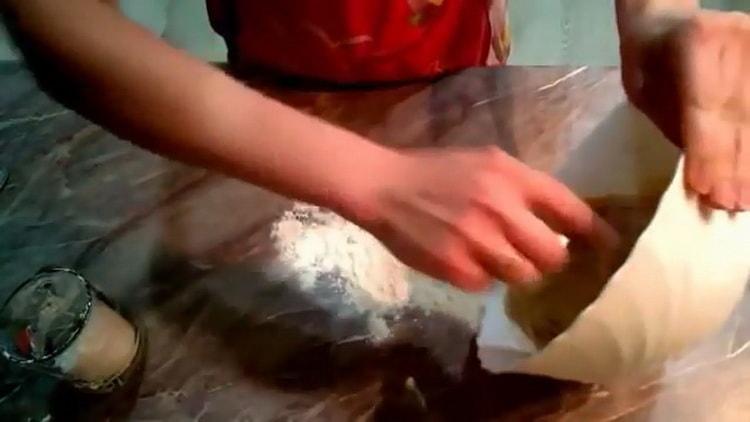 Impastare la pasta per fare una ciambella con un buco.