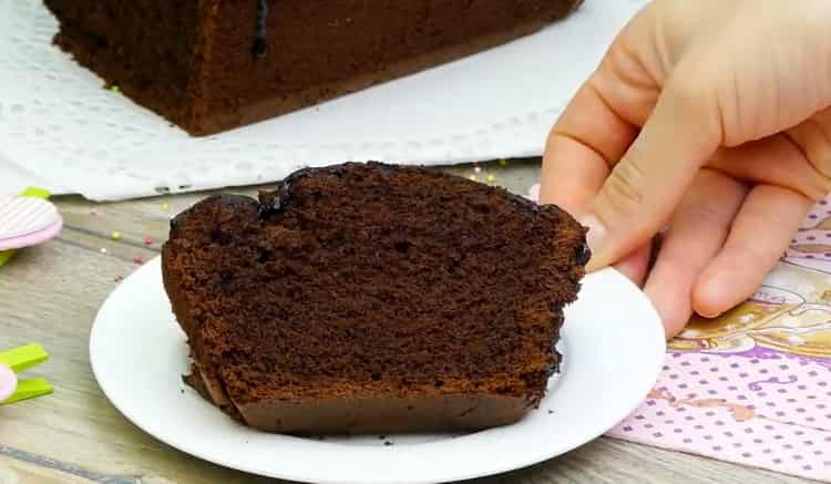 Muffin al cioccolato delizioso nel forno secondo una ricetta graduale con la foto
