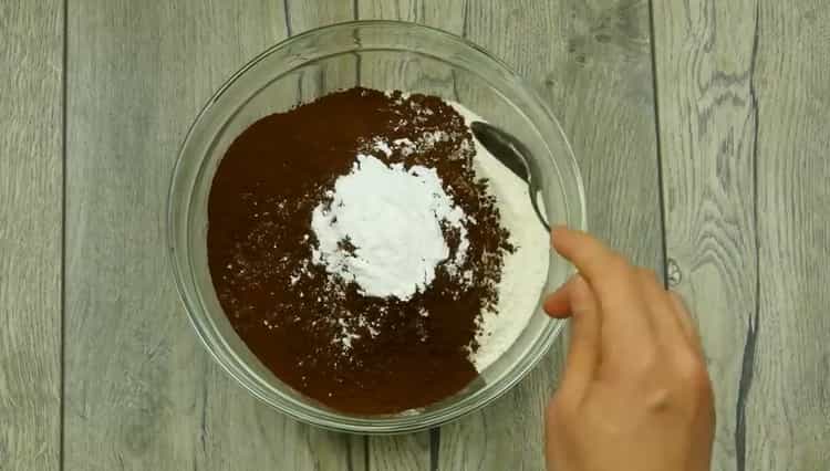 Norėdami gaminti šokoladinį keksą orkaitėje, pagal receptą sumaišykite ingredientus
