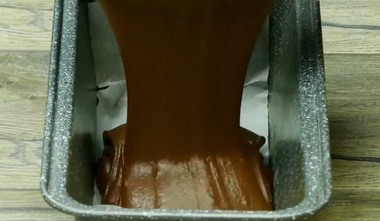 Um einen Schokoladenkuchen im Ofen zuzubereiten, bereiten Sie nach dem Rezept eine Form vor