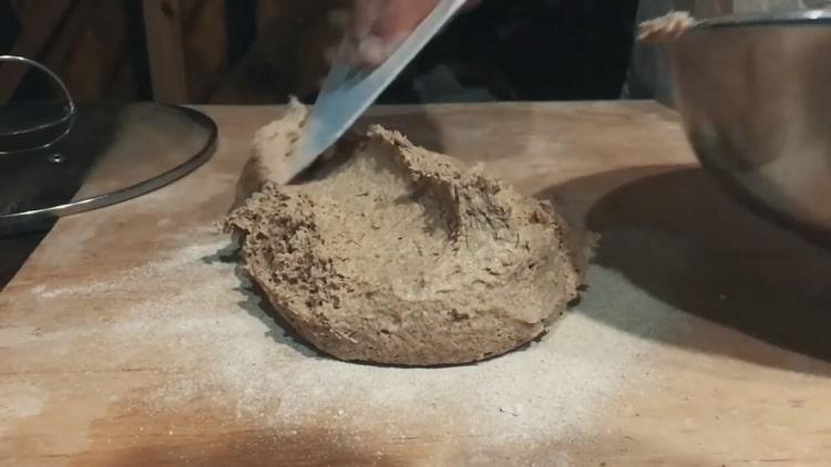 Пригответе съставките за ръжен хляб с кисела тесто