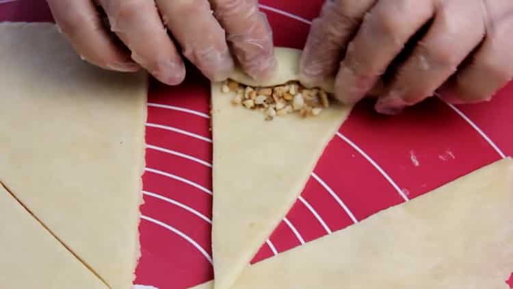 Chcete-li vyrobit bagety z listového těsta, roztočte těsto