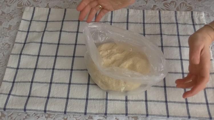 Um Bagels zuzubereiten, geben Sie den Teig in eine Tüte
