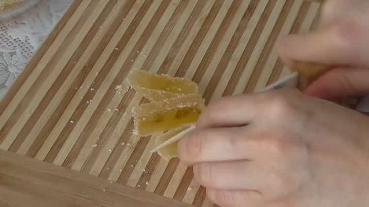 Für Bagels Marmelade schneiden