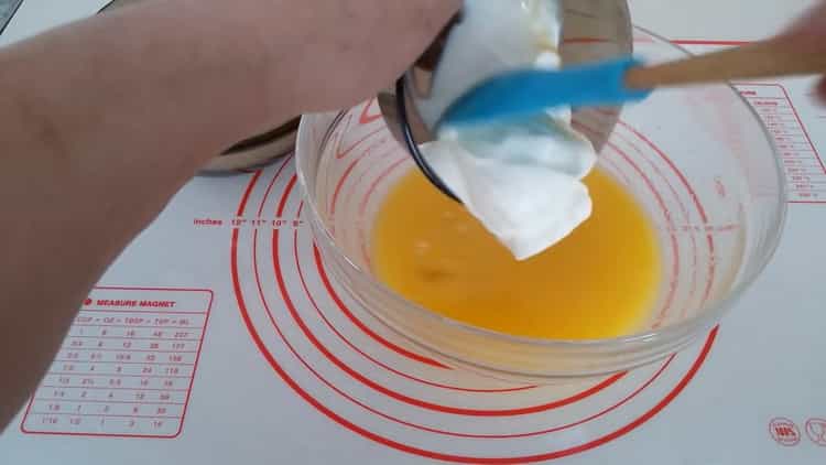 За да направите гевреци с кондензирано мляко, смесете съставките