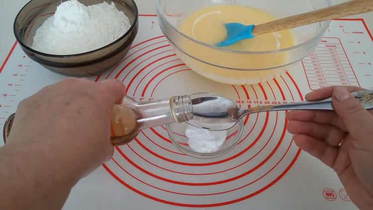 За да направите гевреци с кондензирано мляко, гасете сода
