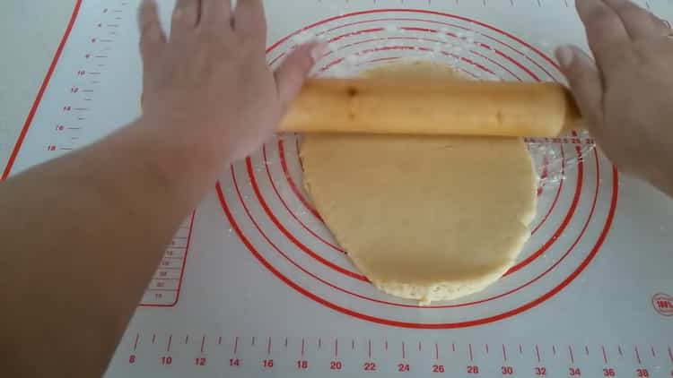 Teig ausrollen, um Bagels mit Kondensmilch zuzubereiten