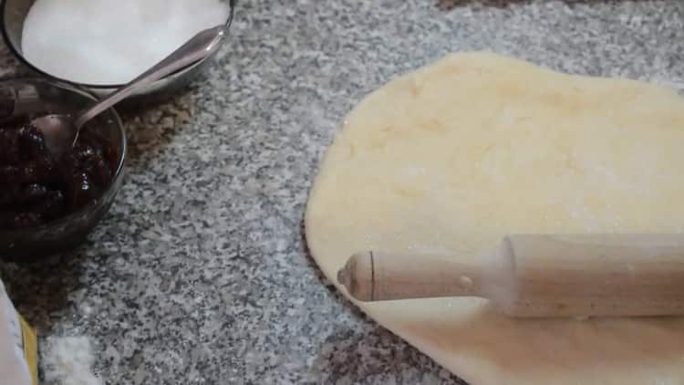 Tekercselje a tésztát bagel készítéséhez