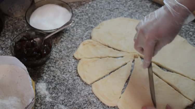 Leikkaa taikina leivonnaisten valmistamiseksi