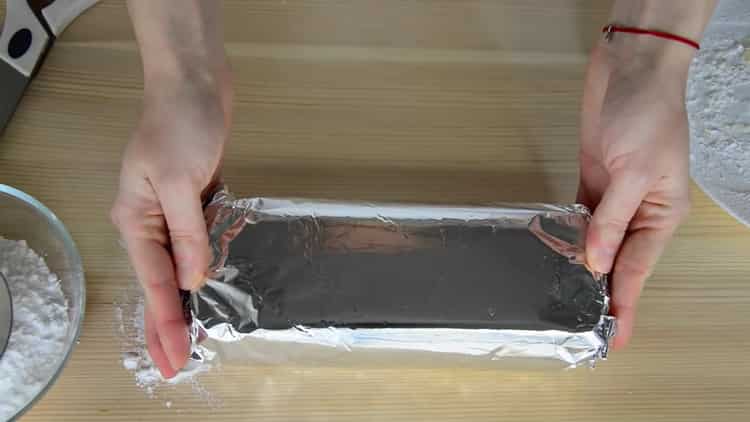 Για να δημιουργήσετε ένα κέικ Χριστούγεννα, τυλίξτε τη ζύμη σε φύλλο αλουμινίου