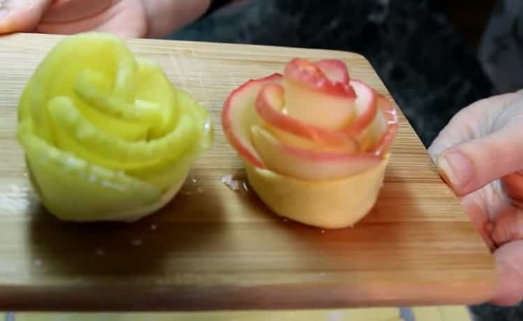 Ροζέτες από ζαχαροπλαστική με μήλα σύμφωνα με μια συνταγή βήμα προς βήμα με μια φωτογραφία