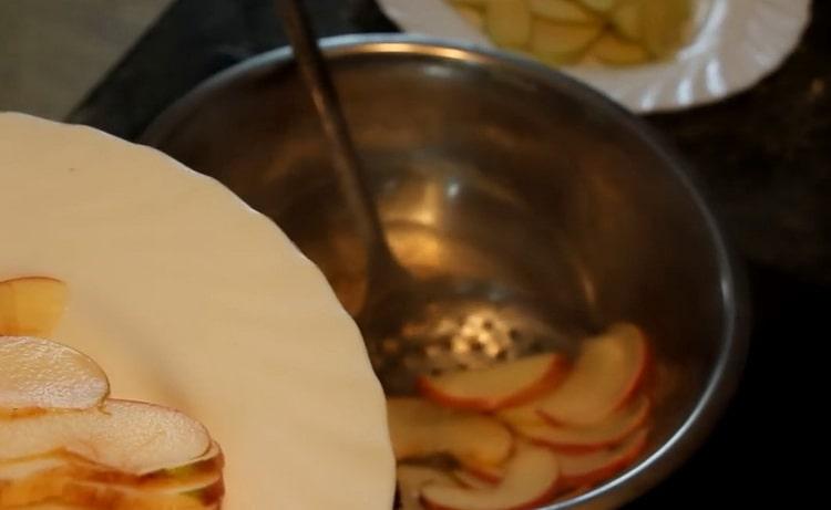 Leikkaa omenat, jotta voit valmistaa ruusuja leivonnaisesta