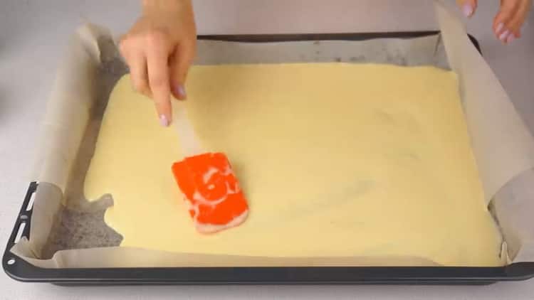 Um eine Rolle mit rotem Fisch zu machen, legen Sie den Teig auf Papier