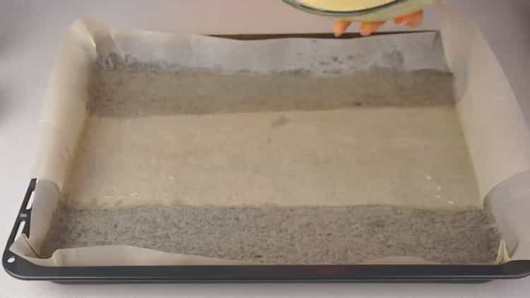 Um eine Rolle mit rotem Fisch zuzubereiten, legen Sie Papier auf ein Backblech