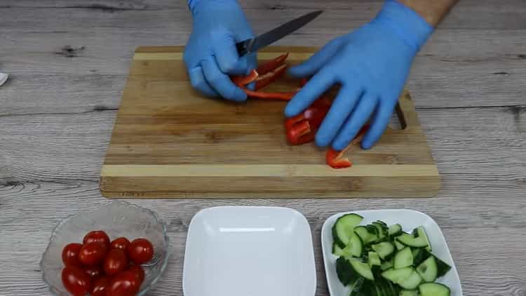 Κόβετε λαχανικά για σαλάτα ζυμαρικών