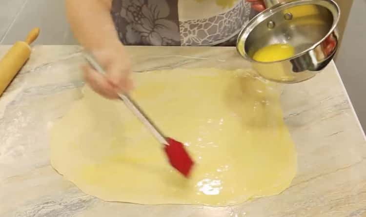 Um Samsa zuzubereiten, schmelzen Sie die Butter