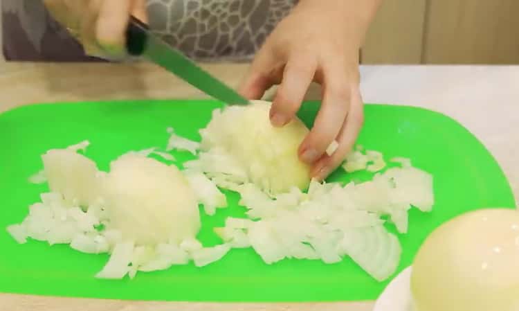 Per preparare il samsa, tagliare la cipolla