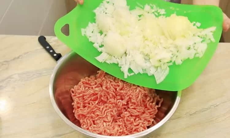 Um Samsa zu mischen, mischen Sie Hackfleisch und Zwiebeln