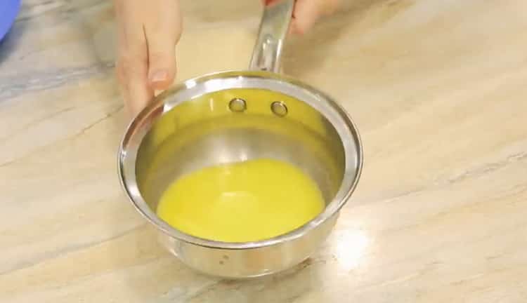 Um Samsa zu machen, schmelzen Sie die Butter