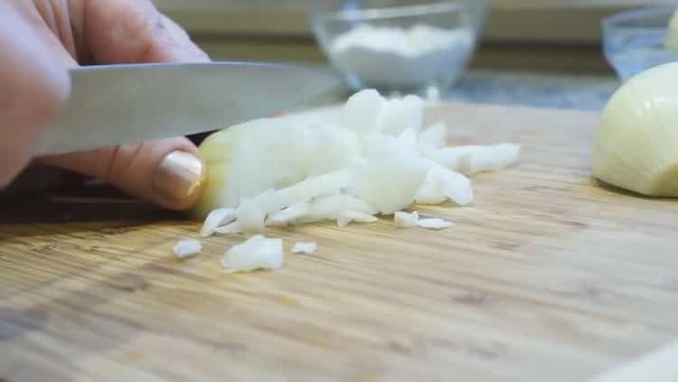 Per cucinare il samsa con la zucca, tritare la cipolla
