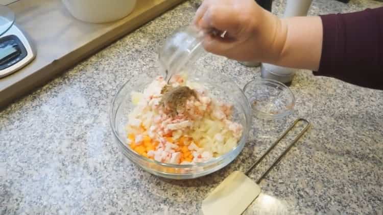 Per preparare il samsa con la zucca, prepara il ripieno