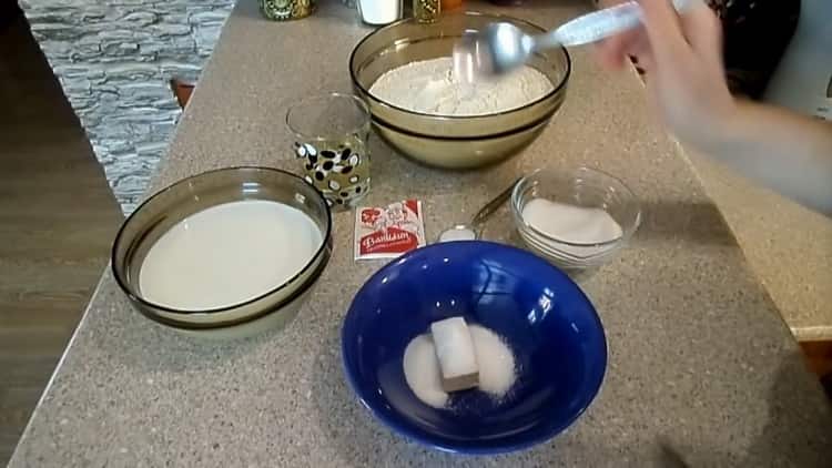 A goiter zsemle tészta elkészítéséhez készítse elő az összetevőket