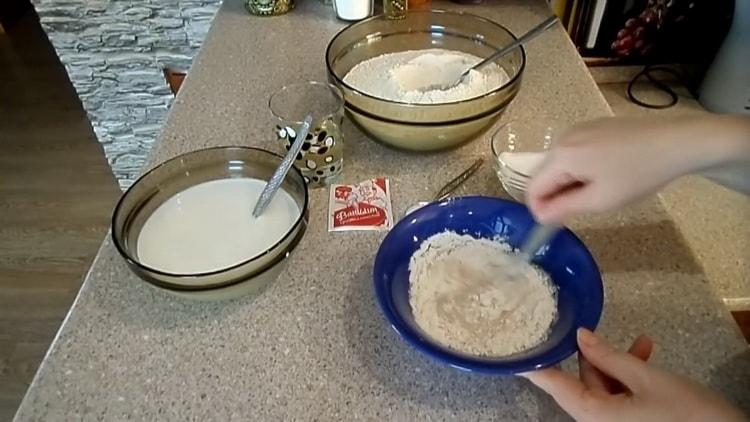 За да направите тесто от гуша за кифлички, пресейте брашно