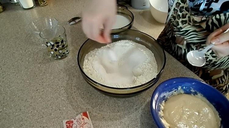 Per preparare la pasta di gozzo per i panini, impastare la pasta