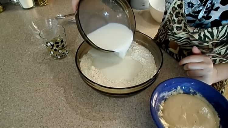 Norėdami pagaminti bandelių bandelių tešlą, įpilkite pieno