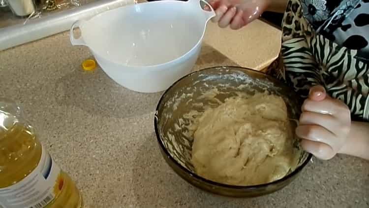 Per preparare la pasta di gozzo per i panini, impastare la pasta
