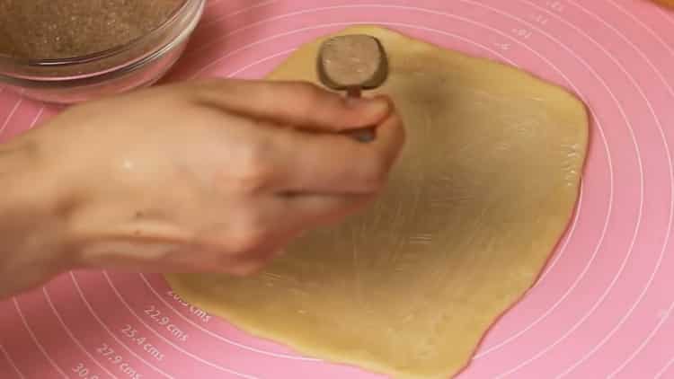 За да направите сладки кифлички, поръсете тестото със захар