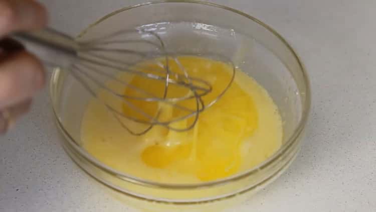 Vatkaa munat pullojen valmistamiseksi.