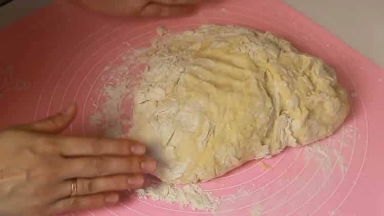 Per preparare i panini, impastare la pasta