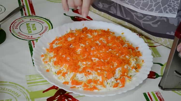 За да приготвите херинга под кожено палто, настържете морковите