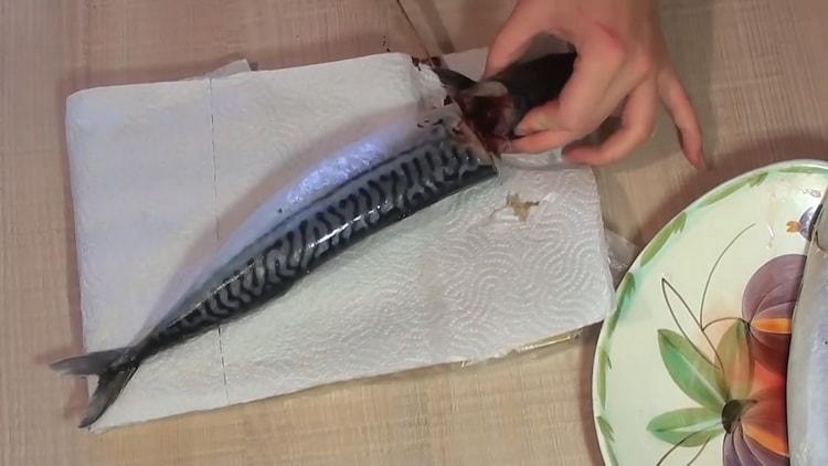 Leikkaa kala leivätäksesi makrillin sipulikuorissa