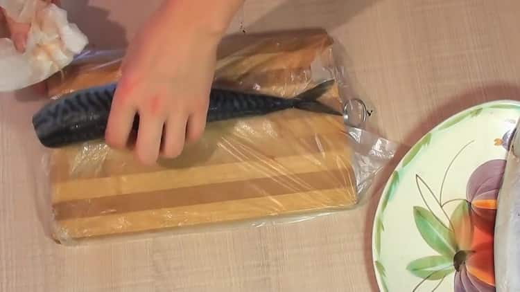 Για να μαγειρέψετε σκουμπρί στο φλοιό κρεμμυδιού, σκουπίστε τα ψάρια