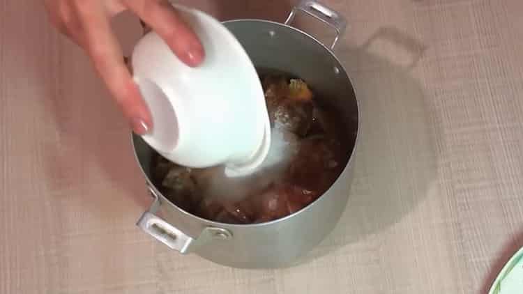 Cuocere lo sgombro nella buccia di cipolla, far bollire la buccia di cipolla e il sale