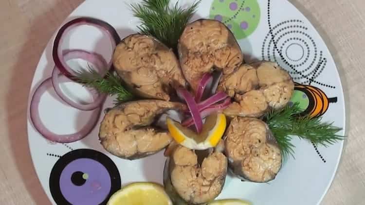 Makrele im schrittweisen Rezept der Zwiebelhülse mit Foto
