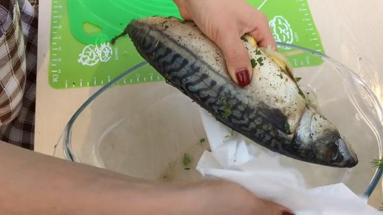 Makrillin keittämiseen grillillä. marinoida kalat