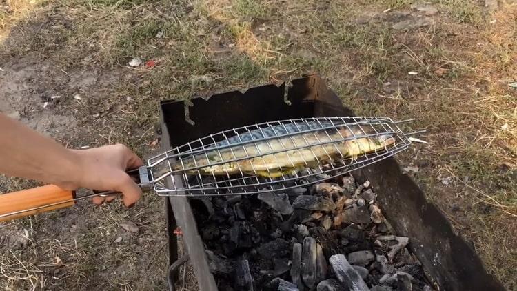 Pro vaření makrely na grilu. připravte gril