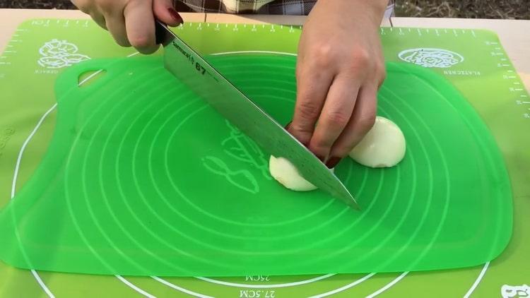 لطبخ الماكريل على الشواية. يقطع البصل