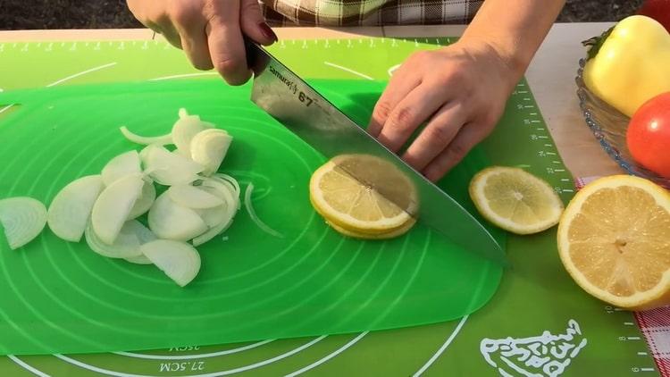 Per cuocere lo sgombro alla griglia, tagliare il limone