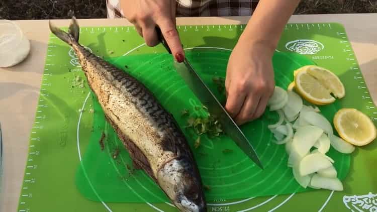 Pro vaření makrely na grilu. nasekejte zelení